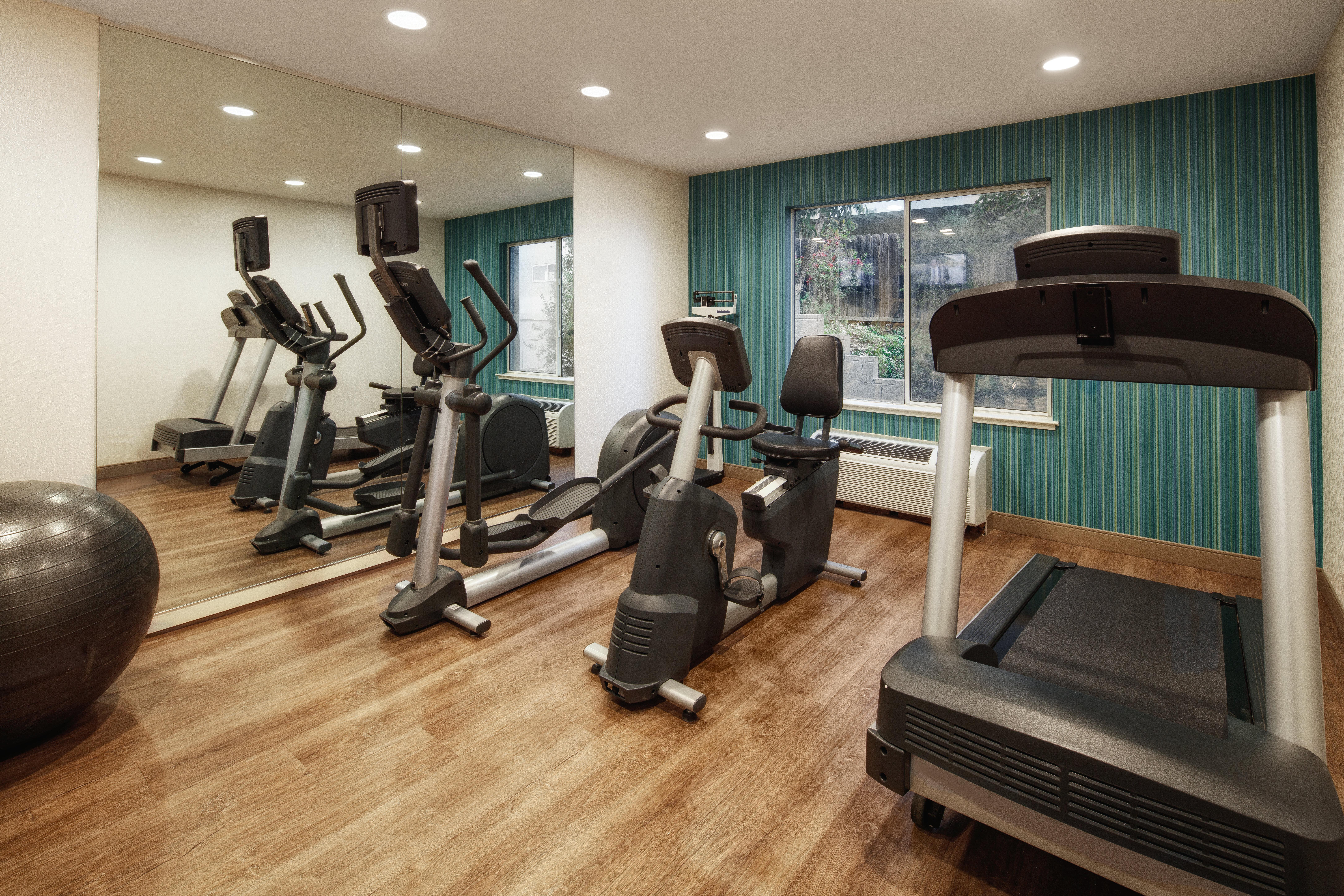 Holiday Inn Express Hotel & Suites Belmont By Ihg מראה חיצוני תמונה