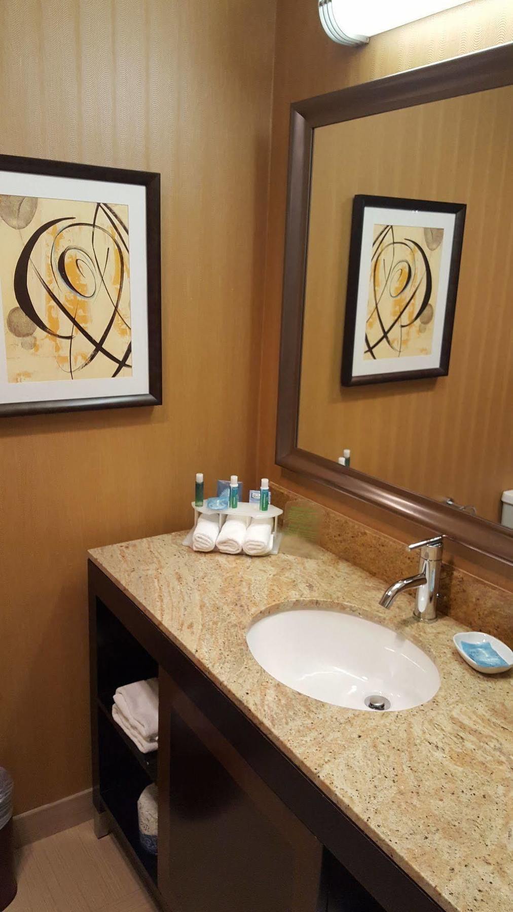 Holiday Inn Express Hotel & Suites Belmont By Ihg מראה חיצוני תמונה